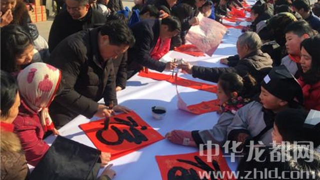 書法家揮毫送“?！?眾市民喜領(lǐng)春聯(lián)